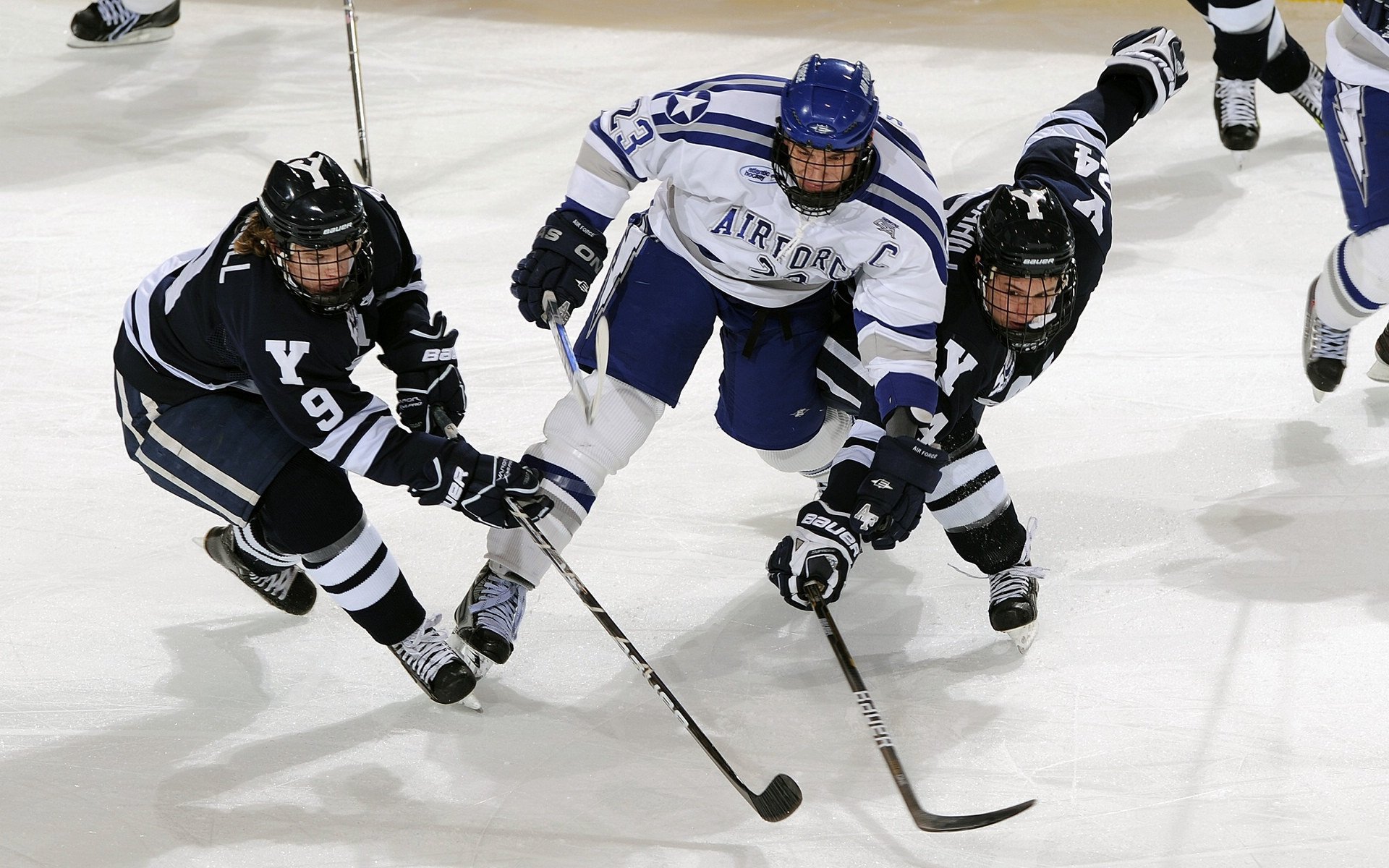 爱游戏 电竞-青少年入门足球装备全面升级，安全性提升，青少年足球鞋怎么选择